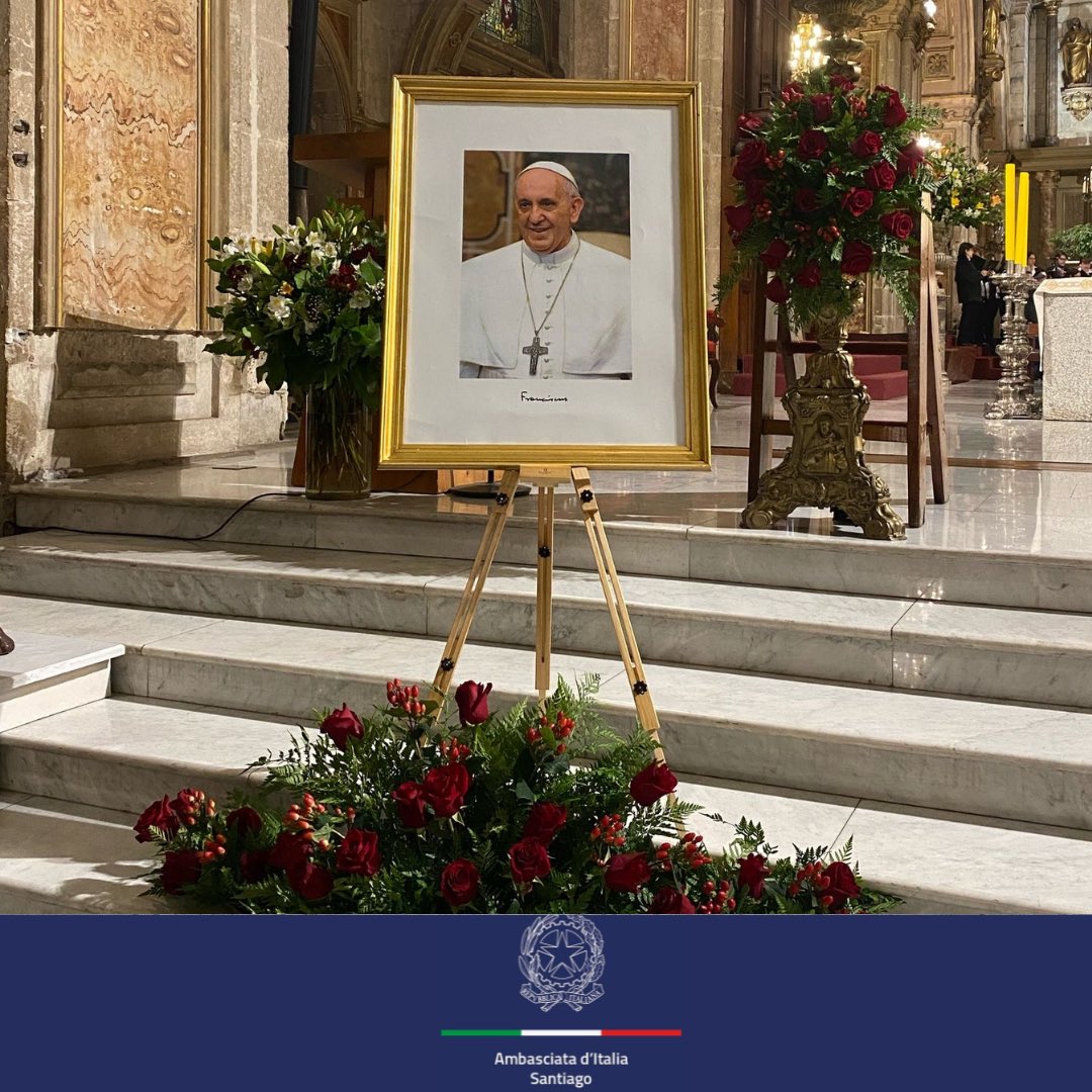Assieme alla Chiesa, ai fedeli e alle autorità nella Cattedrale di Santiago per salutare il Sommo Pontefice Francesco nel giorno dei suoi funerali a Roma.