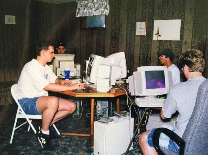 ComputerLove_'s tweet image. LAN party in 1990s.