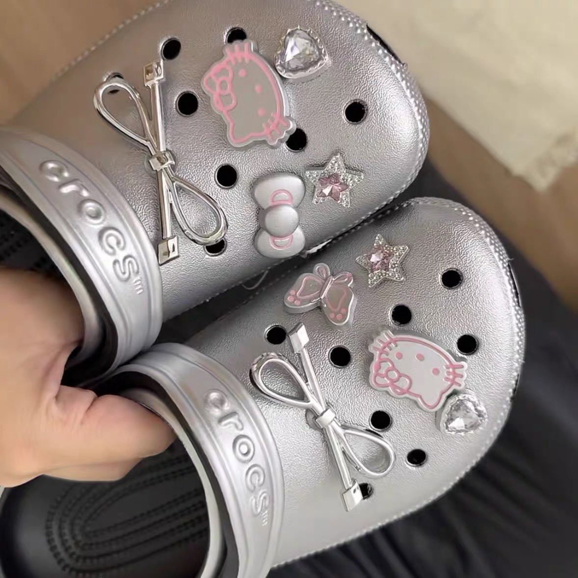 Jibbitz crocs kitty น่ารักมากก ดูติดแกรมเว่อ เซ้ตละ 100฿ สนใจdmเบยย🍓😍😍