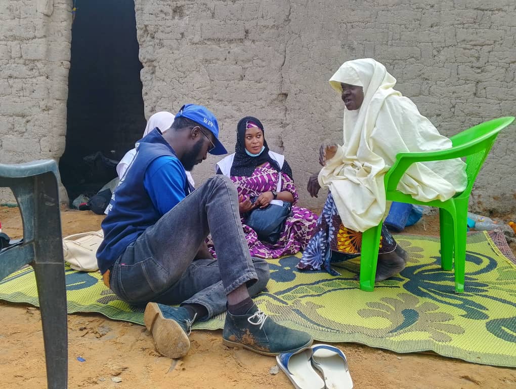 UNV_ROWCA's tweet image. À Maradi, le #VolontaireONU Ibrahim contribue aux initiatives de @WFP_Niger visant à améliorer la #SécuritéAlimentaire 🌾.

Il participe à la mise en place de ruches 🐝 et appuie les activités d’assistance en espèces pour les ménages affectés par les inondations.
#VOM2025
