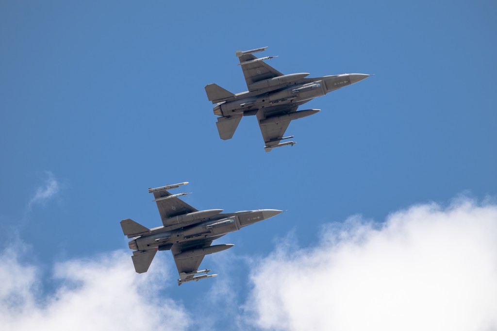An incredible flyover of two F-16s yesterday by the @114thfighterwing featuring our very own UND alum 👏 and coordinated by @ahp.delta 

Here are some shots captured by our talented student photographer @nash_lowell 📸

#UNDproud #USAF #f16s