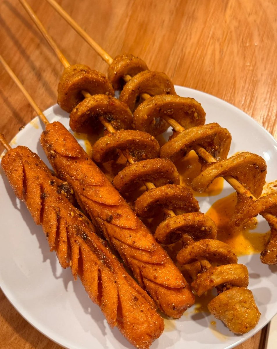 sofia_sofia45's tweet image. Skewered perfection 🔥🍴 Time to feast on crispy, spicy goodness 😍 #FoodieGoals #StreetFoodMagic