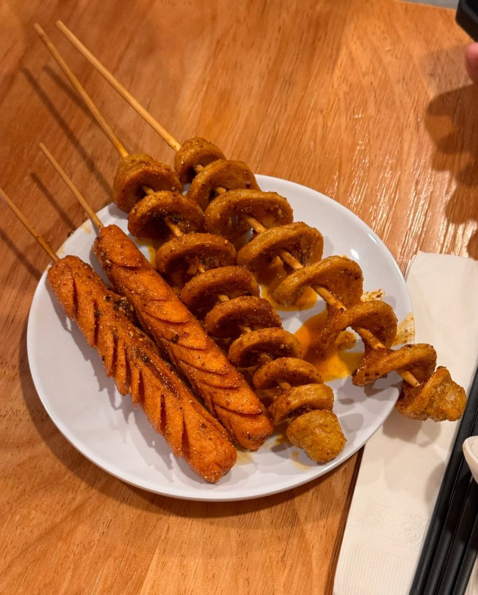 sofia_sofia45's tweet image. Skewered perfection 🔥🍴 Time to feast on crispy, spicy goodness 😍 #FoodieGoals #StreetFoodMagic