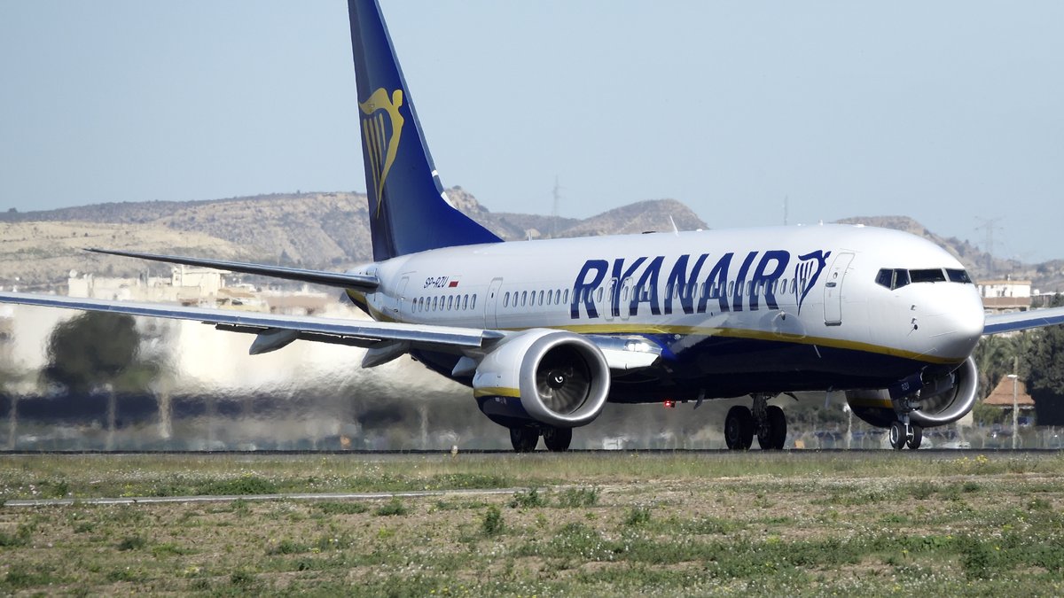 Nuevecito 😍 Boeing 737 MAX-8 @Buzz <a href="/Ryanair/">Ryanair</a>  (SP-RZU) @alcspotters @aerovlc <a href="/VLCspotters/">VLCspotters ✈️</a> <a href="/VLCmovements/">VLCmovements</a> <a href="/TORRECILLA13/">JARTA_PHOTO</a> <a href="/ertiodelatiza/">Francisco Bonilla Torres</a> <a href="/ormevictor1/">Victor</a> @flightvlc <a href="/LpezPeinado/">Pedro López Peinado</a> <a href="/SpottingAlc/">Spotting ALC</a>  <a href="/alberto_levc/">Alb</a> @ebusitano <a href="/Cristian_ALC/">Cristian_ALC 🇪🇸🚁🛩️✈️</a> #avgeek  #aviationlovers 
youtu.be/9YMwELDUCws