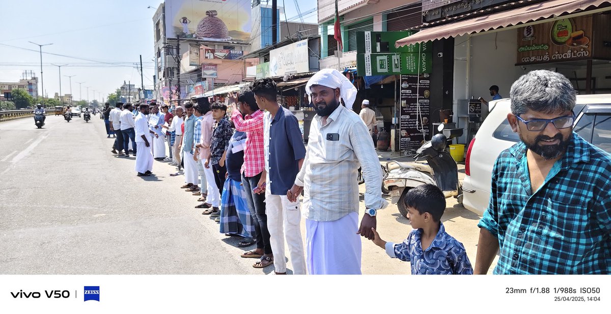 YmjHo's tweet photo. Human Chain protest organized by #YMJ to condemn #PahalgamTerroristAttack at Trichy - Tanjore Highway @ANI  @PTI_News @ndtv @News18India @IndiaToday @TimesNow @htTweets @DeccanHerald @DeccanChronicle https://t.co/tGKlWUiZ4v