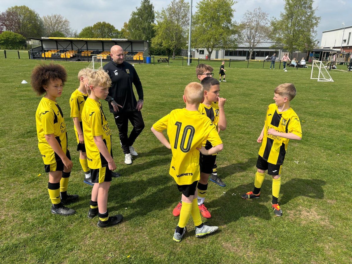 🐝⚽🐝 Match Result 🐝⚽🐝

A win for The Hornets today beating Haughley United 4-3 after a well fought 90 mins

A massive thanks to our match sponsor Farthing Funeral Services who presented the MoM award to skipper Reece Golding

Also thanks to our mascots for the day, DLC FC