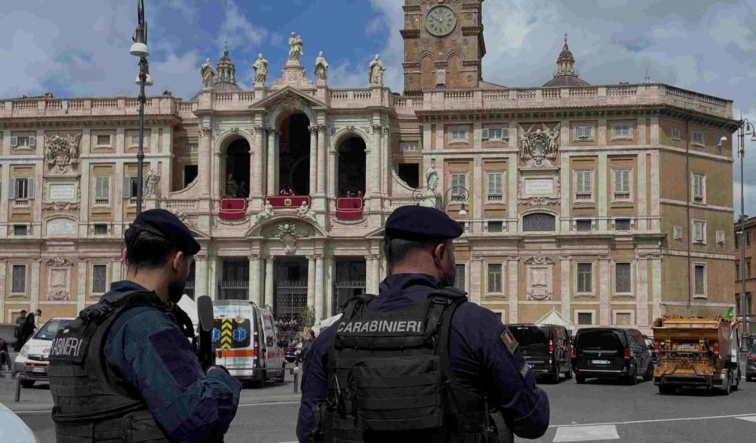 isabellarauti's tweet image. #funerale #PapaFrancesco 

Grazie a tutti coloro che hanno curato la macchina organizzativa per l’encomiabile impegno; un ringraziamento particolare agli uomini ed alle donne delle Forze Armate e dei Corpi dello Stato che hanno vigilato e accompagnato le esequie di Papa