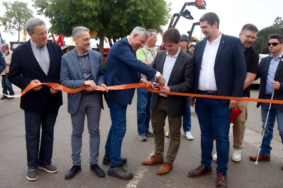 Gironanoticies's tweet image. 🚜🌸 La Fira Comarcal de Primavera de Campllong arrenca amb èxit i estrena la primera subhasta de vedelles!

La 41a edició consolida Campllong com a referent del món rural gironí.

Més de 100 expositors, tradició i innovació!  

gironanoticies.com/noticia/267136…  #FiraCampllong #MónRural