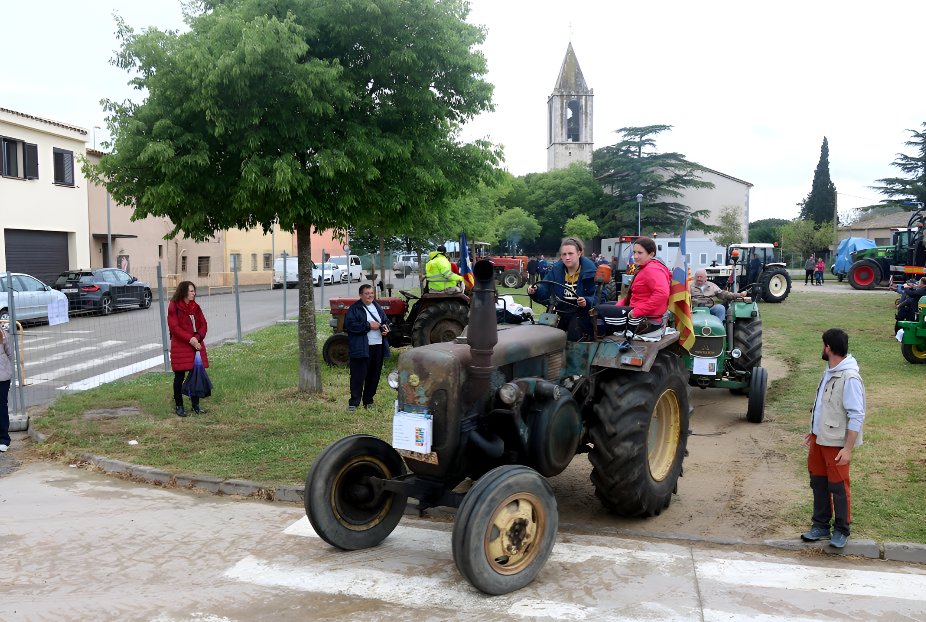 Gironanoticies's tweet image. 🚜🌸 La Fira Comarcal de Primavera de Campllong arrenca amb èxit i estrena la primera subhasta de vedelles!

La 41a edició consolida Campllong com a referent del món rural gironí.

Més de 100 expositors, tradició i innovació!  

gironanoticies.com/noticia/267136…  #FiraCampllong #MónRural