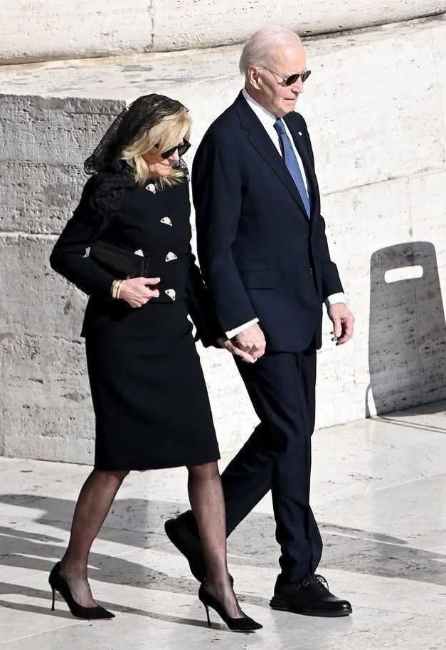 ProtocoloHoyCR's tweet image. Tiene corbata negra y decidió unilateralmente otro color 🙄🖤