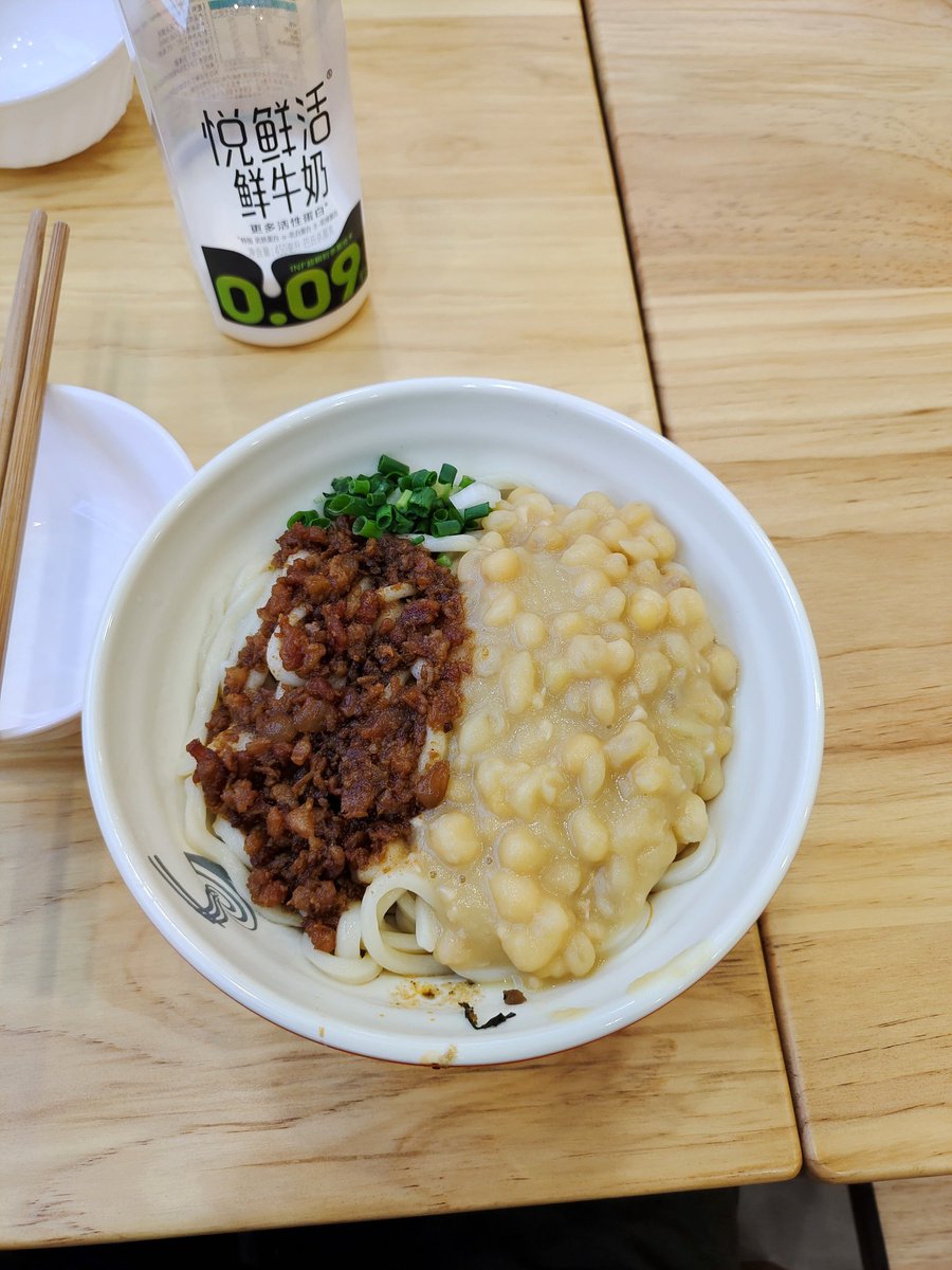 junyussh's tweet photo. 出國前的最後一頓中餐，接下來得連吃幾天白人飯了。成都的碗雜麵真的香，海椒紅油拌上碗雜肉末，簡直不要太舒服。
這次轉機只停留五小時，特地搭了機場快線去市區附近逛。街邊煙火氣十足，路上的四川特色美食令人垂涎欲滴，只可惜時間不夠，有機會一定要再來四川旅遊，好吃便宜又好玩。 https://t.co/9AKldZsT0k
