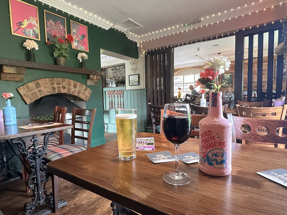 Canalside pub lunch, Bratch Locks (my favourites) sunshine and a break to moor up and watch some local cricket. I love this life so much! #boatsthattweet