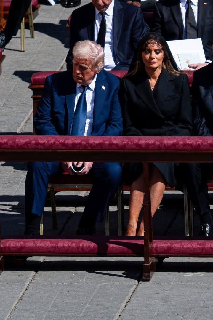 ProtocoloHoyCR's tweet image. Si tiene corbata negra y decidió unilateralmente otro color 🙄