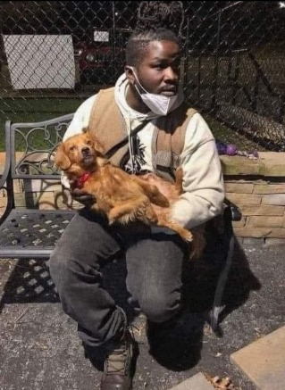 I don't know much about this man, but one thing is certain—he has an incredibly big heart.
He was driving in Fulton County, Georgia, when he saw a small puppy hit by a car. While everyone else just kept driving, he was the only one who stopped. Without hesitation, he jumped