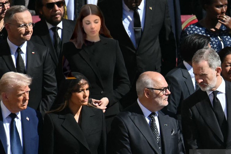 CDyV_simulation's tweet photo. ✝️ Sylvia van de Velde se ha despedido hoy del papa Francisco en la ceremonia de su funeral.

Descansa en paz, Jorge Bergoglio. Tu legado en la Iglesia será eterno.

CD&amp;V seguirá la senda que has marcado hacia un mundo más justo y con paz.

#sistempol2urjc https://t.co/HYPa0ch58a