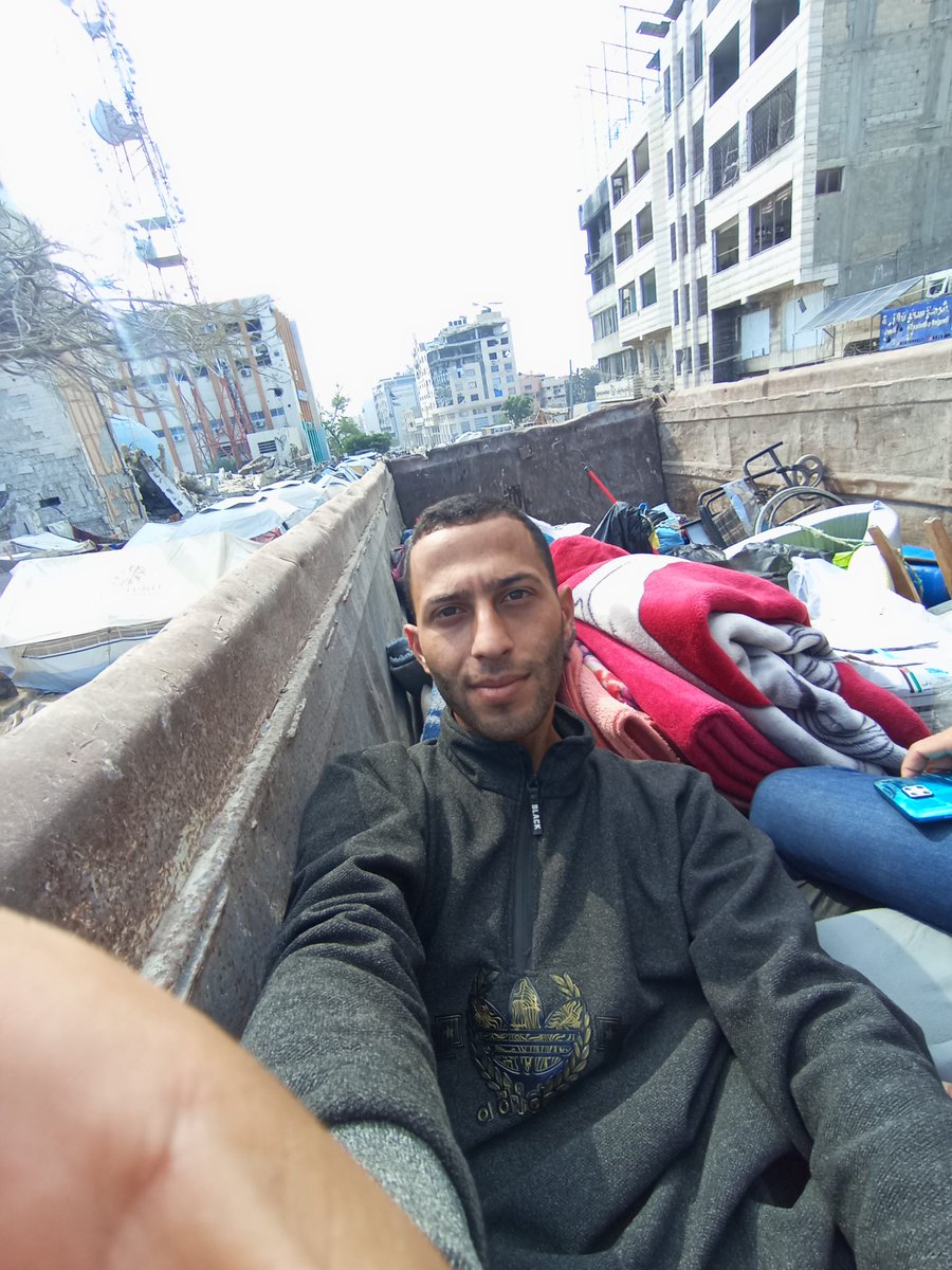 moayedHarazeen's tweet image. After a bloody night and an evacuation order issued for the area we had been displaced to two weeks ago, we were forced to move again this morning, heading into the unknown, west of Gaza.
For hours now, we have been moving from one place to another, searching for a place where…