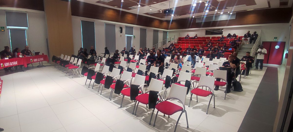 Sdis973's tweet photo. le séminaire #SPV🧑🚒 #sinnamary des @Sdis973🦎🌴🌺 se poursuit avec les différentes interventions et échanges #partagedexperience 🚒 #matras⚖️ #odp 🧑🚒@PompiersFR https://t.co/9IogcKCF20