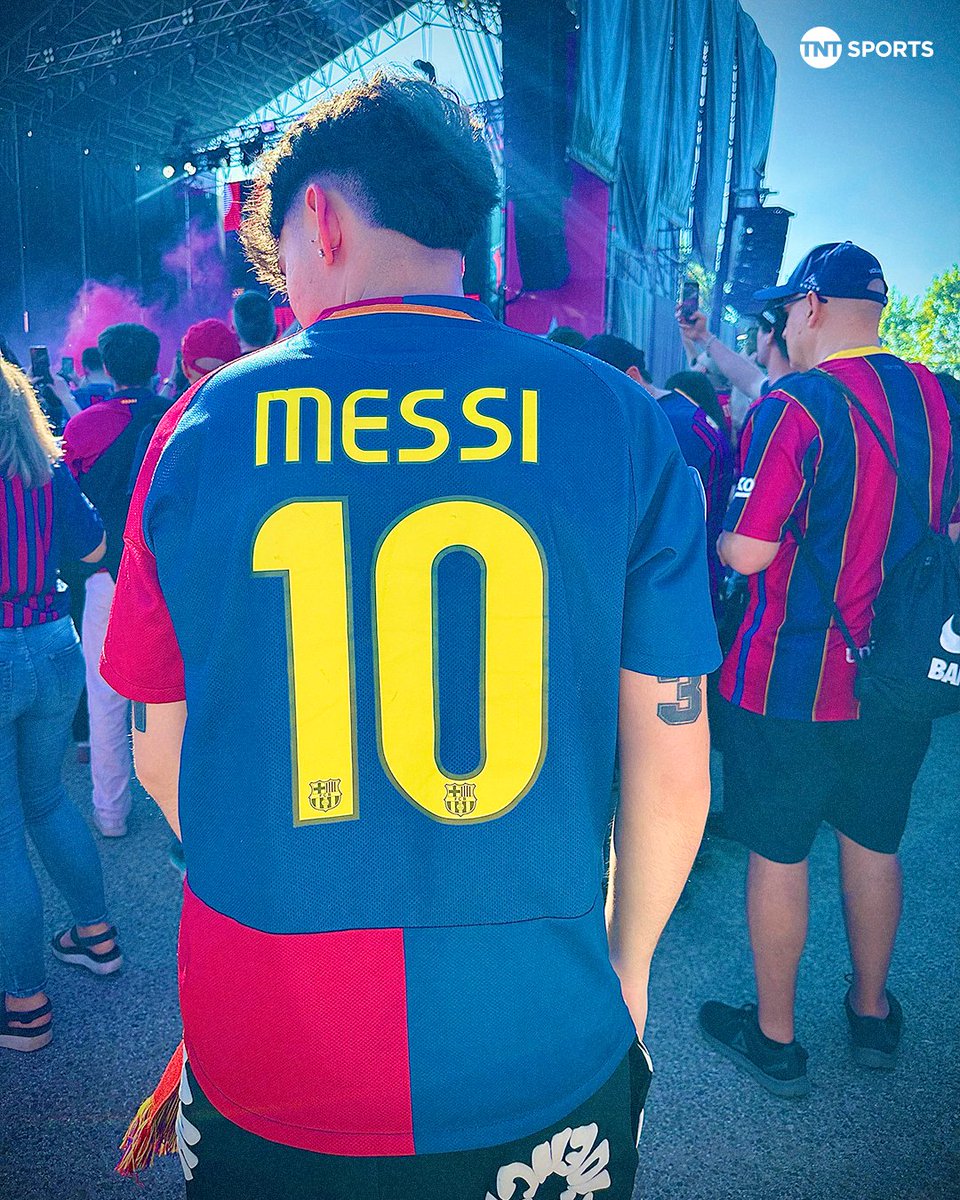 TNTSportsAR's tweet photo. PROHIBIDO OLVIDAR 🥹👕🔟

Las camisetas de MESSI en la previa de Barcelona - Real Madrid. https://t.co/Zw2XK9wjPV