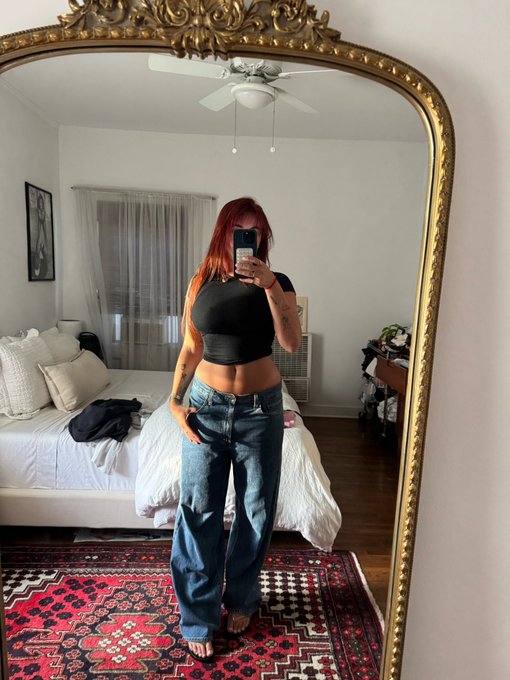 2 pic. Cherry cola hair https://t.co/X4uBc0Ls7W