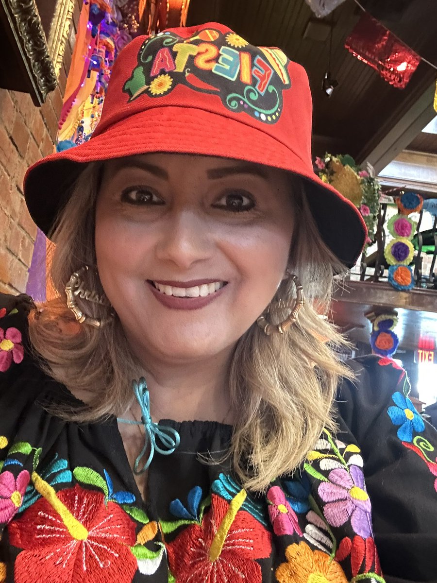Market Square shenanigans! #vivafiesta #chickenonastick