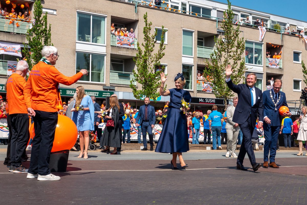 Een grote oranje bal zet de estafette aan de Sportlaan in beweging. Samenwerking en plezier zijn de basis voor een leven lang sport en bewegen voor iedereen. De Koninklijke familie maakt kennis met sporters en vrijwilligers van alle leeftijden.
koningsdagindoetinchem.nl/programma/koni…