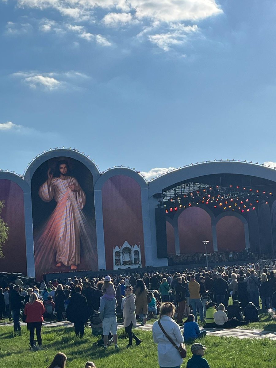 🎶#SymfoniaMiłosierdzia wybrzmiała dziś w Sanktuarium Bożego Miłosierdzia <a href="/milosierdzie_pl/">Sanktuarium Bożego Miłosierdzia</a> oraz w wielu miastach świata.

Zbiegła się w czasie z dniem pogrzebu #PapieżFranciszek, który podobnie jak św. #JanPaweł2 był papieżem głoszącym #BożeMiłosierdzie.

<a href="/EpiskopatNews/">EpiskopatNews</a>