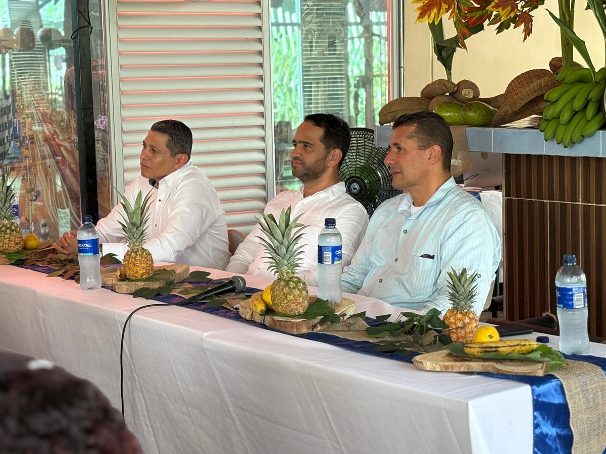 GeovanyLondonoG's tweet photo. Seguimos en la subregión del Urabá.

En Apartadó, visitamos el sector productivo bananero y conocimos de cerca el proceso de cultivo de este fruto.

Más tarde, llegamos a Carepa, donde compartimos con comerciantes de allí, líderes Miraístas que hacen de este municipio de progreso https://t.co/MJrT459cAF