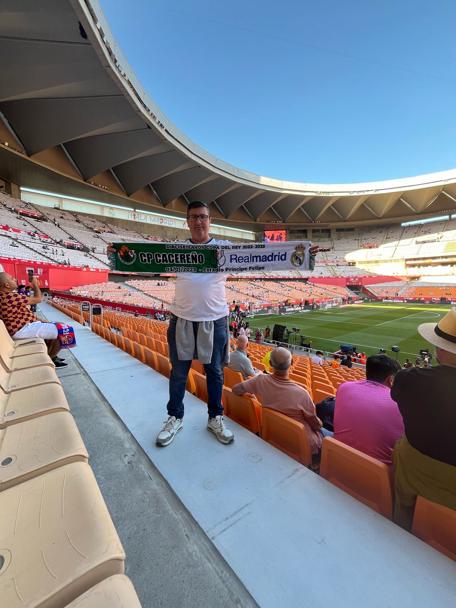 En la final de la copa del rey con la bufanda histórica del <a href="/CPCacerenoSAD/">CP Cacereño 🟢🐉</a>
