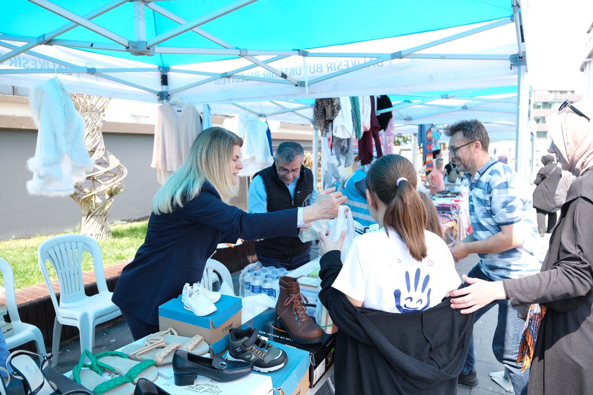 DMD Savaşçısı Yunus Emre için düzenlenen dayanışma kermesindeydik. Minicik bedeninde kocaman bir yürek taşıyan Yunus Emre, Annesi, Babası, Anaannesi, Dayısı ve gönüllüleri ile tanışma fırsatı bulduk. Hepsinin gözlerinde sevgi, umut ve sonsuz bir mücadele azmi var. 

Gelen her bir