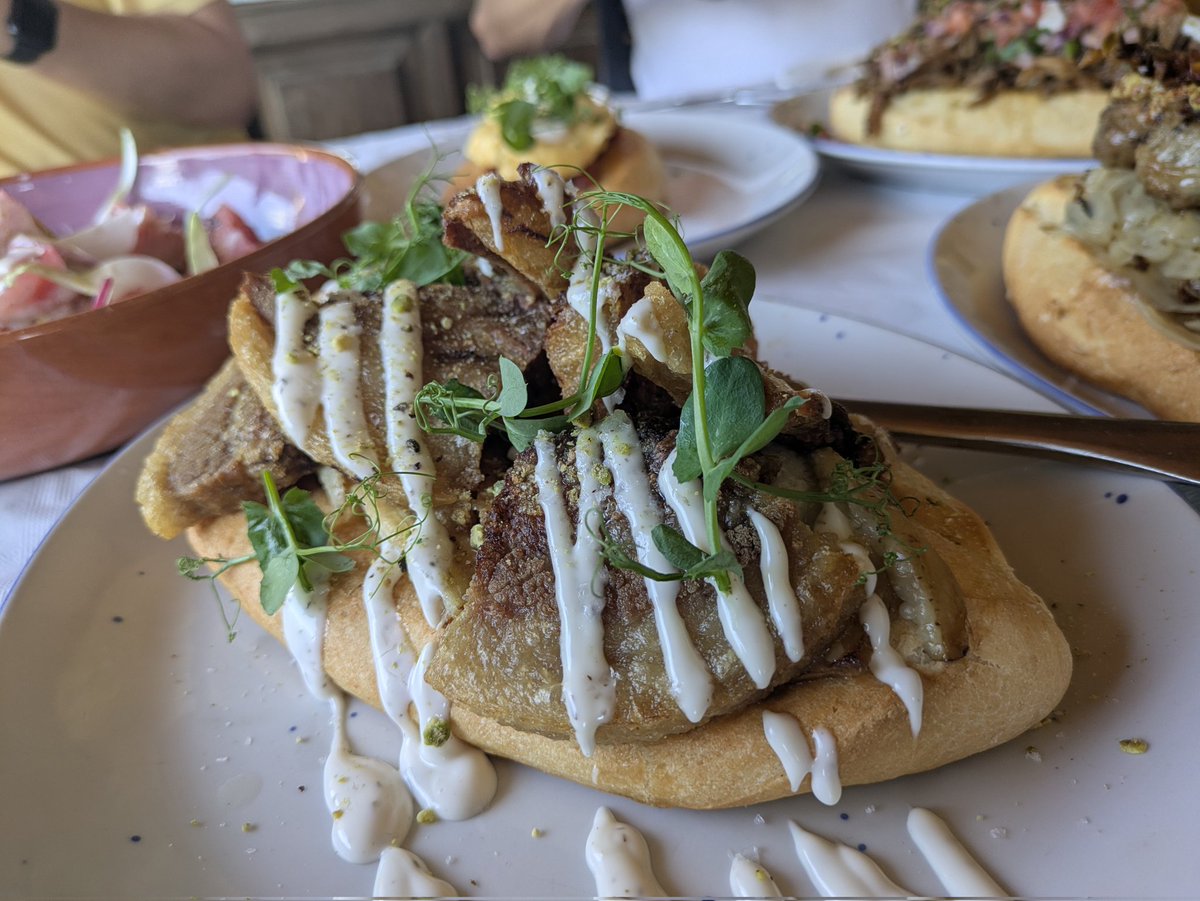 Huí hem gaudit d'unes vistes increïbles d'una mar de nuvols des del cim del Cavall Verd i hem esmorzat a l'hotel Alahuar de categoria, vos recomane el lloc, tornarem segur!.
Visca la terra!