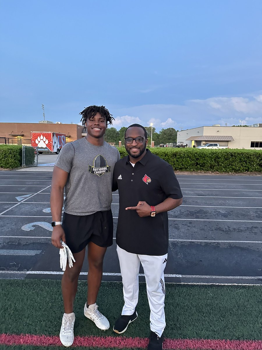 Thank you <a href="/CoachCBarclay/">Chris Barclay</a> for stopping by to see me workout yesterday!!🃏🃏
<a href="/CoachSteveEllis/">Steve Ellis</a> <a href="/UofLRecruiting1/">UofL Recruiting</a> <a href="/pete_nochta13/">Pete Nochta</a> <a href="/TMossbrucker/">Trent Mossbrucker</a> <a href="/CoachMarkHagen/">Mark Hagen</a> <a href="/mcmichael20/">Michael McCammon</a> <a href="/routesurgeon/">Daryl Boggan</a> <a href="/coachNickStamp/">Coach Nick Stamper</a> <a href="/USJAthletics/">USJ Bruins Athletics</a>