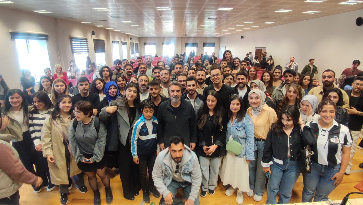 Yönetmen ve senarist Zeki Demirkubuz’u Vanlı sanatseverlerle yeniden buluşturduk. Samimi bir atmosferde geçen buluşmada, sinema üzerine keyifli sohbetler edip güzel anılar biriktirdik. 

Katılım gösteren tüm sanatseverlere teşekkür ederiz. 
<a href="/vankiraathane65/">Kıraathane🏠Van Edebiyat Evi</a> 

#toranjsanat