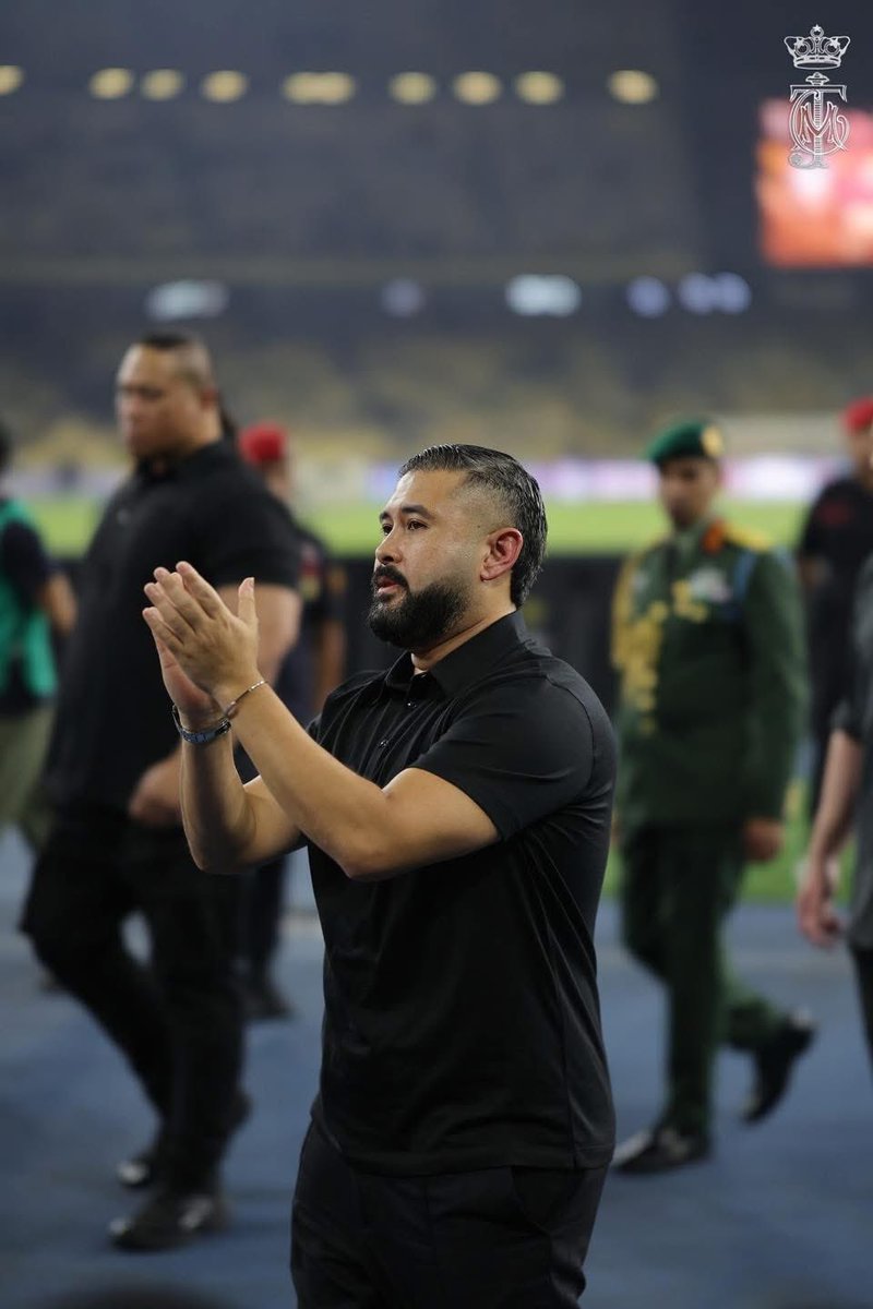 HRHJohorII's tweet photo. Duli Yang Amat Mulia Tunku Mahkota Ismail, Pemangku Sultan Johor memberi penghormatan kepada Yang Amat Mulia Tengku Abdul Rahman Ibni Almarhum Sultan Haji Ahmad Shah Al-Musta'in Billah, Tengku Muda Pahang yang akan meninggalkan industri bola sepak Malaysia setelah tamat musim 2024-25. DYAM Pemangku Sultan Johor turut mengucapkan syabas dan terima kasih kepada YAM Tengku Muda Pahang atas sumbangan Baginda kepada industri bola sepak Malaysia.

DYAM Pemangku Sultan Johor telah berangkat ke perlawanan akhir Piala Malaysia di mana Kelab Bolasepak Johor Darul Ta'zim memenangi trofi yang ke-30 selepas kemenangan 2-1 ke atas Kelab Bolasepak Sri Pahang. Allah Peliharakan Sultan.

---

His Royal Highness Tunku Ismail, The Regent of Johor honoured His Highness Tengku Abdul Rahman Ibni Almarhum Sultan Haji Ahmad Shah Al-Musta'in Billah, Tengku Muda of Pahang who is leaving the Malaysian football industry after the conclusion of the 2024-25 season. HRH The Regent of Johor also congratulated and thanked HH Tengku Muda of Pahang for his contribution to the Malaysian football industry.

HRH The Regent of Johor attended the Malaysia Cup final where Johor Darul Ta'zim FC won its 30th trophy after defeating Sri Pahang FC 2-1. Allah Peliharakan Sultan