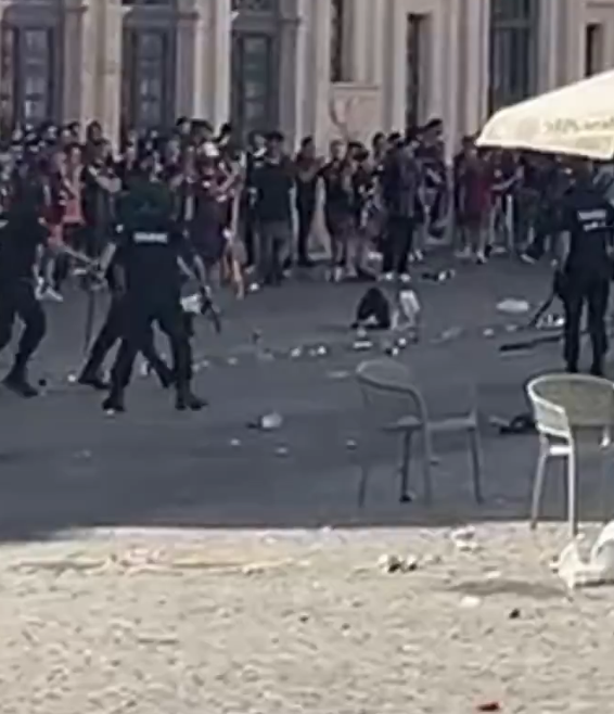 TouchlineX's tweet photo. 🚨 JUST IN: 3 Barça fans and 2 Real Madrid fans have been arrested in Sevilla, ahead of the Copa del Rey final.

— @partidazocope