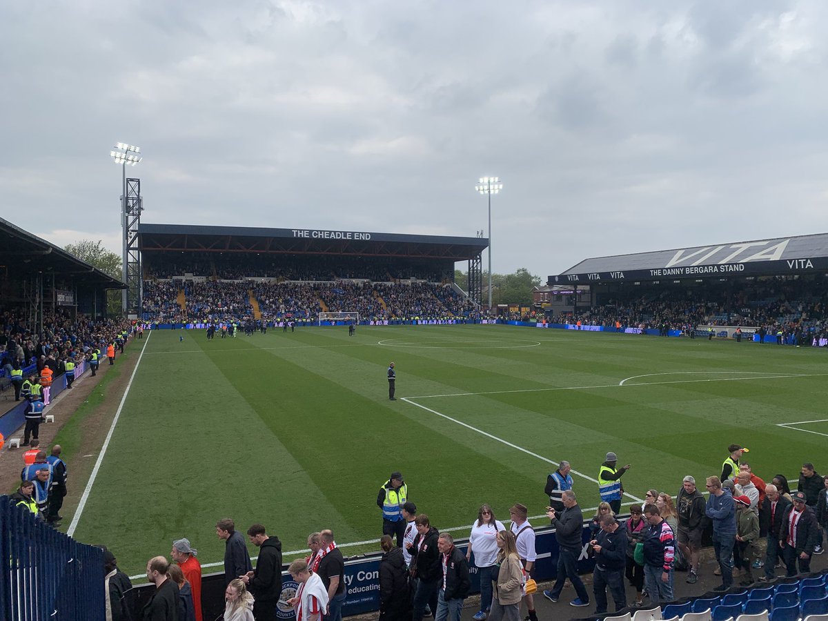 KKennealey's tweet photo. Stockport County 3-2 Lincoln City
We let a two goal lead slip as Stockport keep their faint automatic hopes alive. House & Ring had us ahead, before Fevrier, Collar & Olaofe completed the Hatters comeback.
#StockportCounty | #STOLIN | #WeAreImps | #Imps | #ImpsAsOne https://t.co/Y5dwlb7iT2