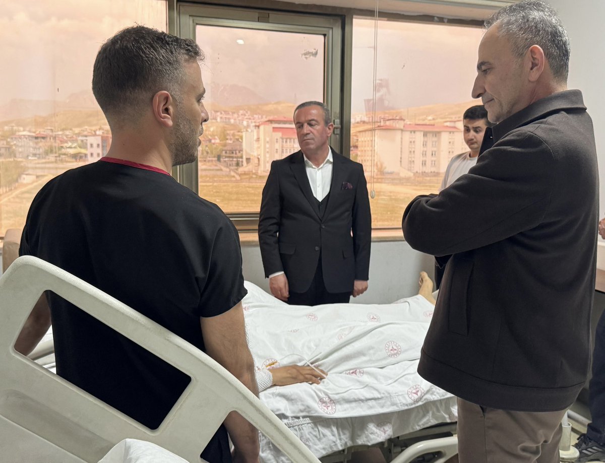 KayaZeydin's tweet photo. 📍Van

✅ Van Bölge Eğitim ve Araştırma Hastanesi 

 ✅ Van Yüzüncü Yıl Üniversitesi Dursun Odabaşı Tıp Merkezi Hastanesi 

🔹 Hasta Ziyareti

Hakkari İl Sağlık Müdürümüz Dr. Hamdullah KARA ve teşkilatımızla birlikte;

Hakkari-Van Karayolunda meydana gelen elim trafik kazası sonucunda kazada yaralanan kardeşlerimizi tedavi gördükleri hastanelerde ziyaret ederek geçmiş olsun dileklerimizi ilettik.

Yaralılarımıza ve şifa bekleyen tüm hastalarımıza Rabbim’den acil şifalar dilerim.

@RTErdogan 
@Akparti 
@abuyukgumus 
@MustafaAlkayis 
@byildiz63