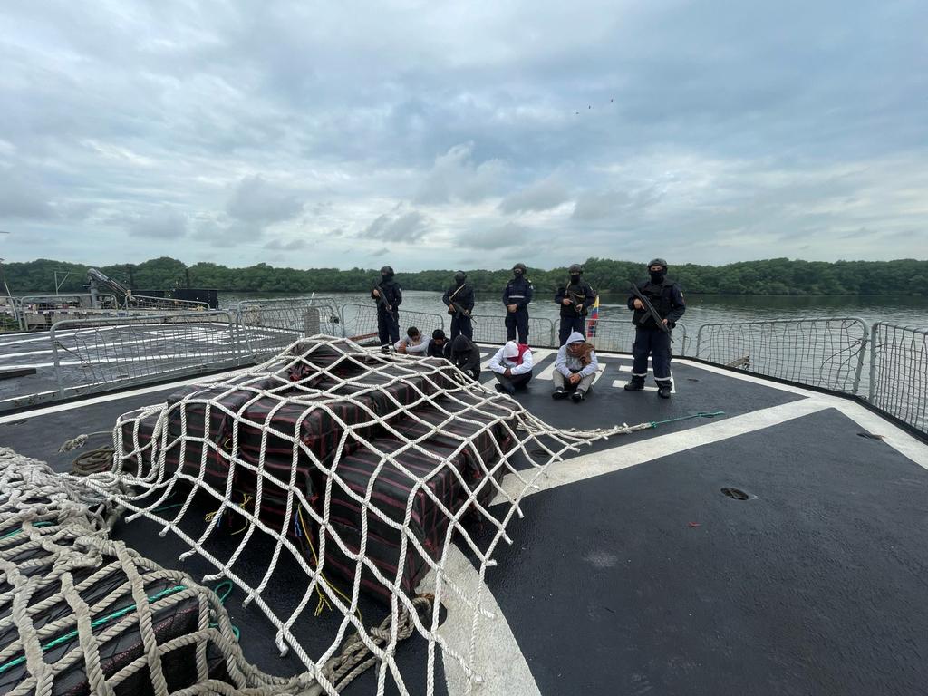 armada_ecuador's tweet photo. 🚨 ATENCIÓN 🚨
DURO GOLPE AL NARCOTRÁFICO
#Guayaquil || El Bloque de Seguridad 🇪🇨 conformado por las @FFAAECUADOR  y la @PoliciaEcuador realizaron el decomiso de 48 bultos de sustancias catalogadas sujetas de fiscalización y 31 bidones de combustible a 250 millas náuticas del noroeste de Salinas.
Al sitio llegó un buque de guerra de la Armada del Ecuador y logró decomisar 17 sacos de yute, 01 boya de sistema de posicionamiento global (GPS) y aprehender a 02 personas que estarían involucradas en el ilícito.
Al retorno de la unidad naval, se observó otra embarcación sospechosa, que al ver la presencia del personal de la Armada de Ecuador lanzó varios bultos al mar, mismo que fueron recuperados y se constató que eran: 31 sacos de yutes, 01 GPS, 01 radar, además se logró aprehender a 03 personas más.
Los aprehendimos y el alcaloide fueron puesto a órdenes de las autoridades de la Fiscalía para iniciar el proceso de judicialización.
Con estas acciones la Armada del Ecuador reafirma su compromiso con la ciudadanía para erradicar el delito de tráfico de drogas del Ecuador 🇪🇨 

#SiempreArumbo 
#ArmadaEcuatoriana 
#YoSoyNaval 
#militares 
#UnSoloEcuador
#EcuadorUnaSolaFuerza