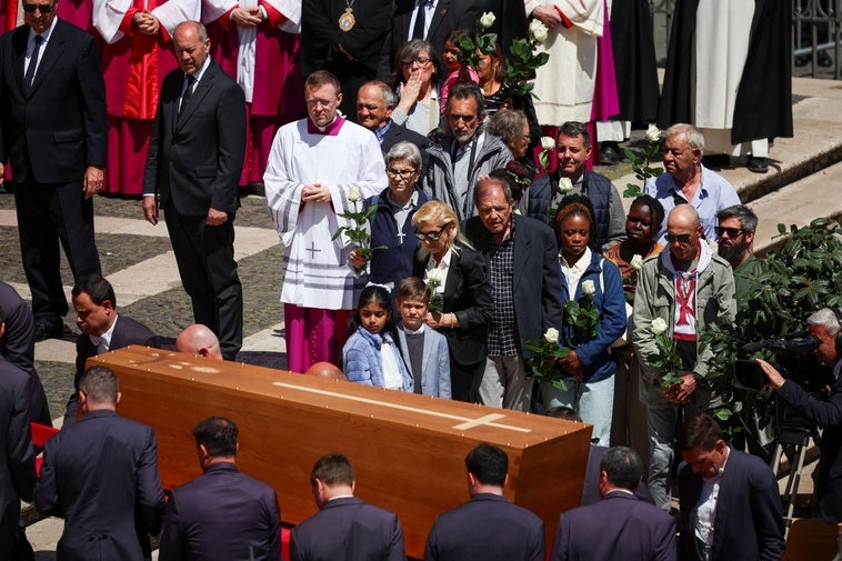 Gabri91MG's tweet photo. Por expreso deseo del Papa Francisco, han recibido al final su féretro, a las puertas de Santa María la Mayor, un grupo de presos, transexuales, pobres, sin techo y migrantes.

Los últimos serán los primeros (Mt. 20:16). https://t.co/BbshouIGQo