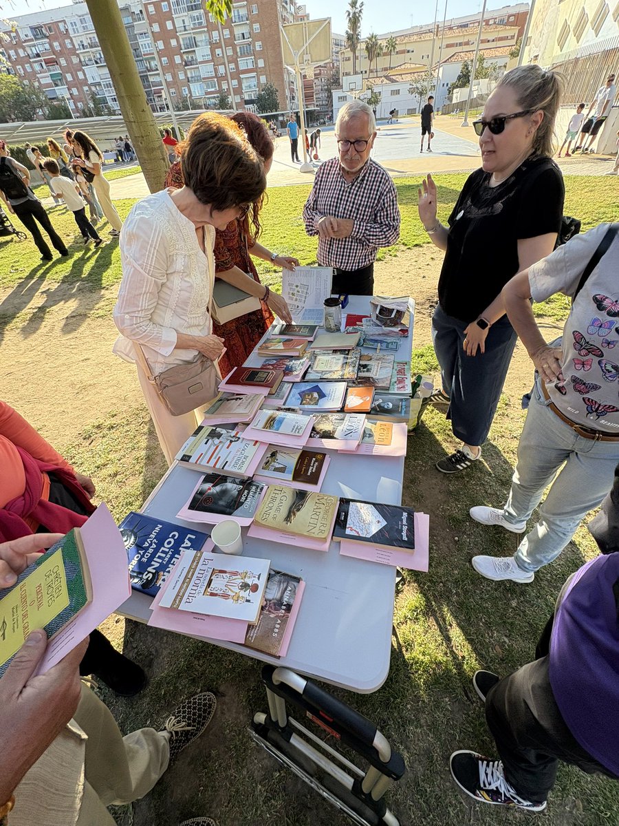 ParqueDelOeste_'s tweet photo. ¡Comparte historias, comparte libros! El intercambio de libros ya está en marcha en la Fiesta Vecinal del Parque del Oeste. ¿Te animas a descubrir nuevas lecturas? #LibrosLibres https://t.co/K1LgB6MU1r