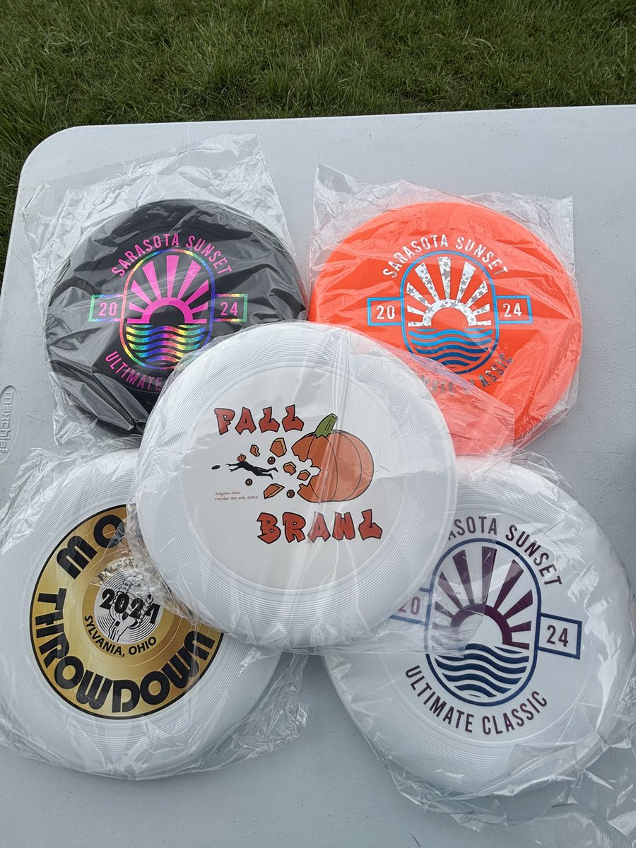 Ohio Valley Regionals guests, 

Listen- we have a lot of discs. You need a lot of discs. 

Vintage disc deals: 

One $7 
Five $30
Ten $55 

*while supplies last*