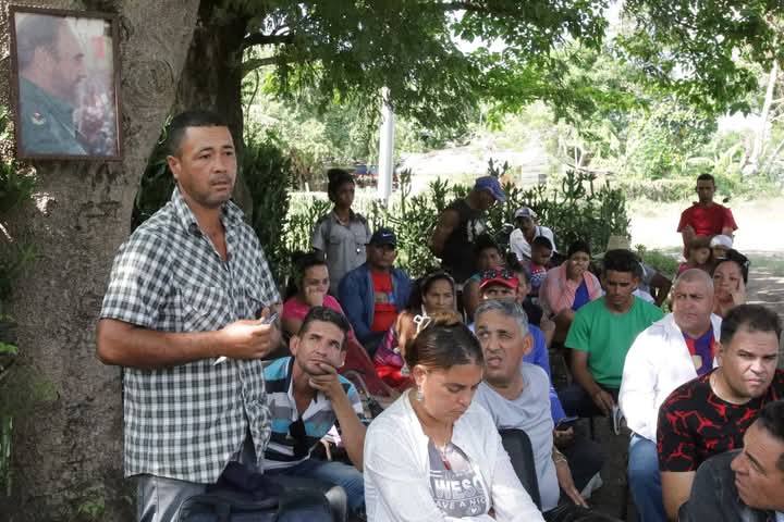 Yanetsy Terry Gutiérrez (@yanetsyterry) on Twitter photo #GranmaConmigoCuenta. El fortalecimiento de la unidad tomando como base la participación es una prioridad de trabajo que se pone de manifiesto también en el intercambio en las comunidades. #ConLaFuerzaDeLaUnidad <a href="/PartidoPCC/">Partido Comunista de Cuba</a> <a href="/AsambleaCuba/">Asamblea Nacional Cuba</a> <a href="/PresidenciaCuba/">Presidencia Cuba 🇨🇺</a> <a href="/GobiernoGranma/">GobiernoGranma</a> #GranmaConmigoCuenta. El fortalecimiento de la unidad tomando como base la participación es una prioridad de trabajo que se pone de manifiesto también en el intercambio en las comunidades. #ConLaFuerzaDeLaUnidad <a href="/PartidoPCC/">Partido Comunista de Cuba</a> <a href="/AsambleaCuba/">Asamblea Nacional Cuba</a> <a href="/PresidenciaCuba/">Presidencia Cuba 🇨🇺</a> <a href="/GobiernoGranma/">GobiernoGranma</a>