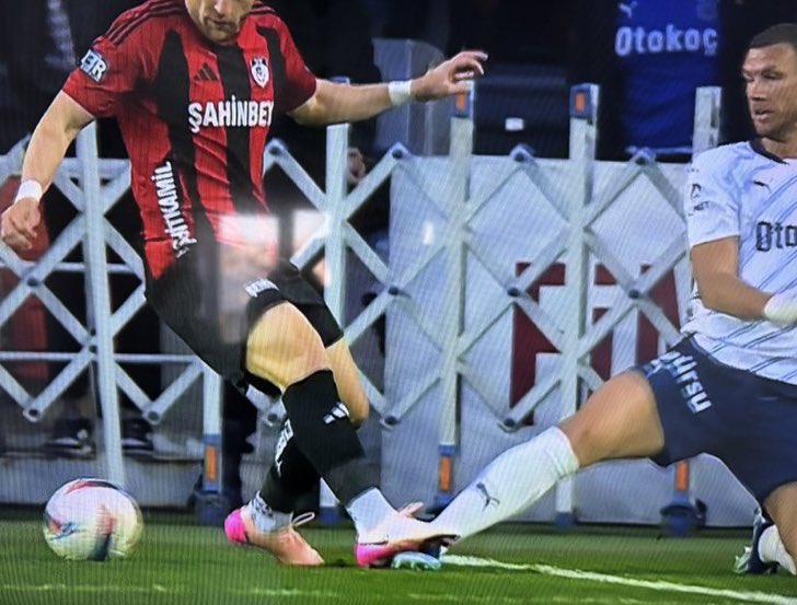 Biz "Fenerbahçe'yi sevmeyen ölsün" demeyiz.
Ruh hastası değiliz.
Ama kanırta kanırta aldığımız her maç, attığımız her gol istisnasız tüm Fenerbahçe düşmanlarının en kuytu yerlerine girsin!!
Ruh halimiz budur!!
YAŞA FENERBAHÇE ✊