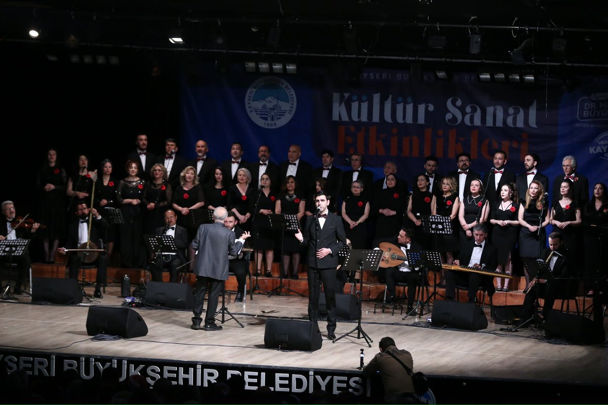 KayseriBSB's tweet photo. Büyükşehir Belediyemiz tarafından düzenlenen Türk Sanat Müziği Korosu Uşşak Faslı’na konseri, sanatsever hemşehrilerimizin yoğun katılımıyla gerçekleşti. 🎶

#HerŞeyKayseriİçin https://t.co/Zrsn3FGYPH