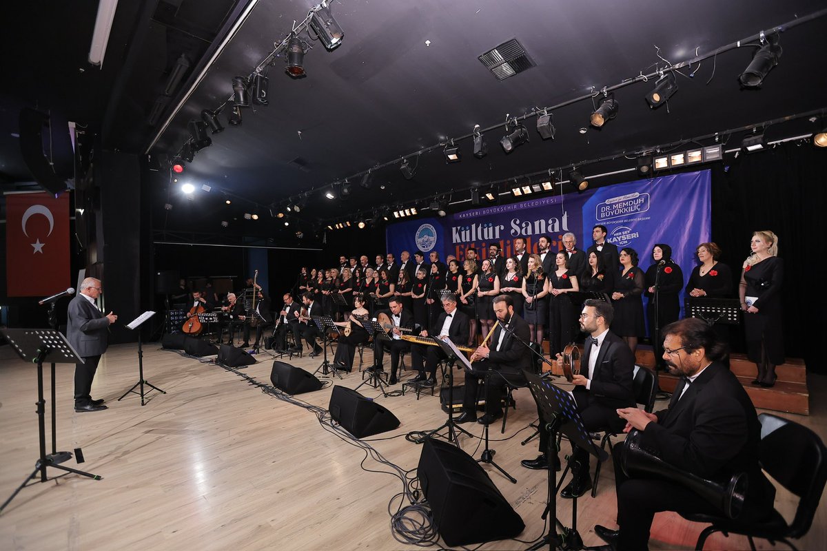 KayseriBSB's tweet photo. Büyükşehir Belediyemiz tarafından düzenlenen Türk Sanat Müziği Korosu Uşşak Faslı’na konseri, sanatsever hemşehrilerimizin yoğun katılımıyla gerçekleşti. 🎶

#HerŞeyKayseriİçin https://t.co/Zrsn3FGYPH