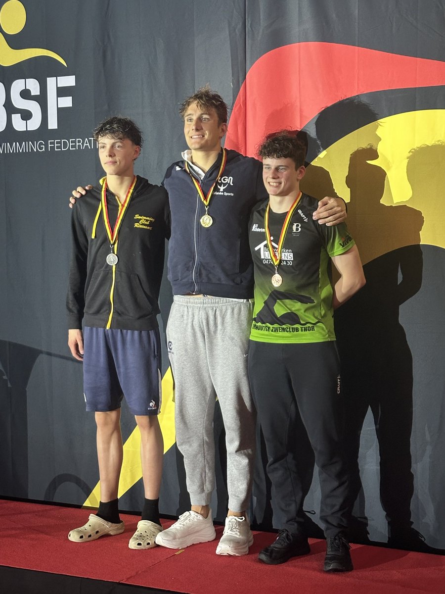 Hoe getalenteerd is de man in het midden ? Eerder deze week sub 72 op golfcourse, vrijdag wereldtijd 200 wissel, vandaag knappe 400 vrij &amp; verpulvering BR 100rugslag in 54,26. ⁦<a href="/lucas_henveaux/">Lucas Henveaux</a>⁩ blijft barrières neerhalen en heeft Marchandiaans mogelijkheden⁦ <a href="/sporza/">sporza</a>⁩