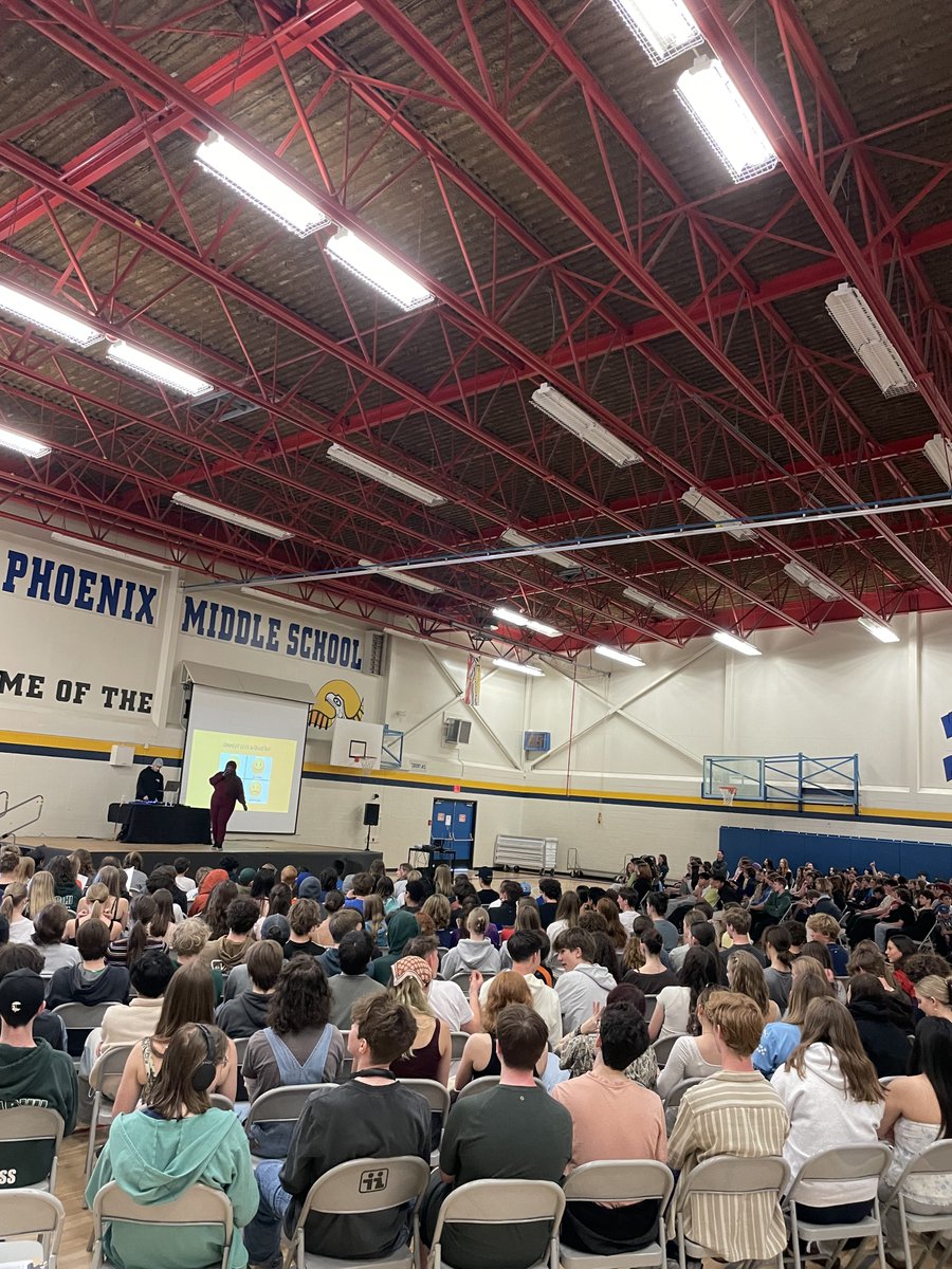 Plus tôt cette semaine, des élèves — y compris ceux des programmes d’immersion française de l’École Phoenix Middle et de l’École Carihi Secondary à Campbell River — ont participé à des concerts et des ateliers d’écriture avec Missy D, grâce au soutien @immersart_fccf ! 🎤🎶✨