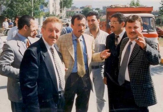 _umbereco's tweet photo. görevden alınma yazısını kendisine
bizzat ben vereceğim" der...
Ertesi gün bu sefer resmi giyimli,kıravatlı
takım elbiseli olarak gider hastaneye...
Elinde rulo halinde bir kağıt...
Bu sefer makam aracı hastane girişine
kadar gelir Herkes şaşkındır...
Dün gördükleri yamalı https://t.co/C0X8XUlc60