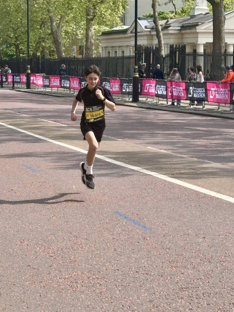 emmacaughter's tweet photo. @LondonMarathon @HolywellCoE Thank you for providing Joshua with an amazing experience! He thoroughly enjoyed taking part in the TCS London Mini Marathon and winning his wave out of 421 runners with a time of 00:05:39 was absolutely amazing! 🤩🥇🏃👏@MKDonsFCAcademy https://t.co/qrQmuOFsul