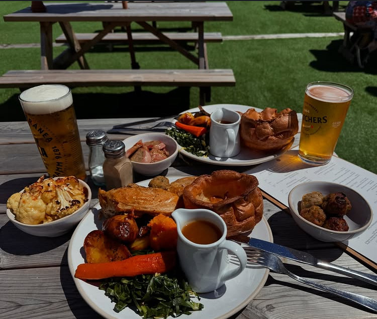 DUNSTANTEAM's tweet photo. Mouth watering Sunday roast served all day  . Why not tuck in ?

Book your table now https://t.co/XthWrB8A8g