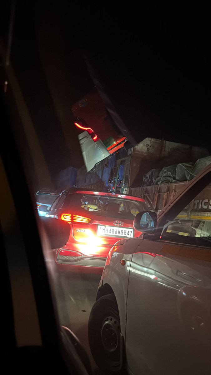 Rohit8249's tweet photo. stuck here on ghodbunder on one place for past 1.5 hours. @ThaneCityPolice  is this how you are handling the situation of road works?
there is literally no one to handle the traffic situation!! https://t.co/I9wxGOBHEI